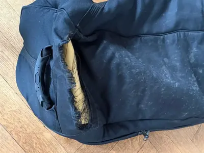 Gerissenes Travelcover nach dem Transport
