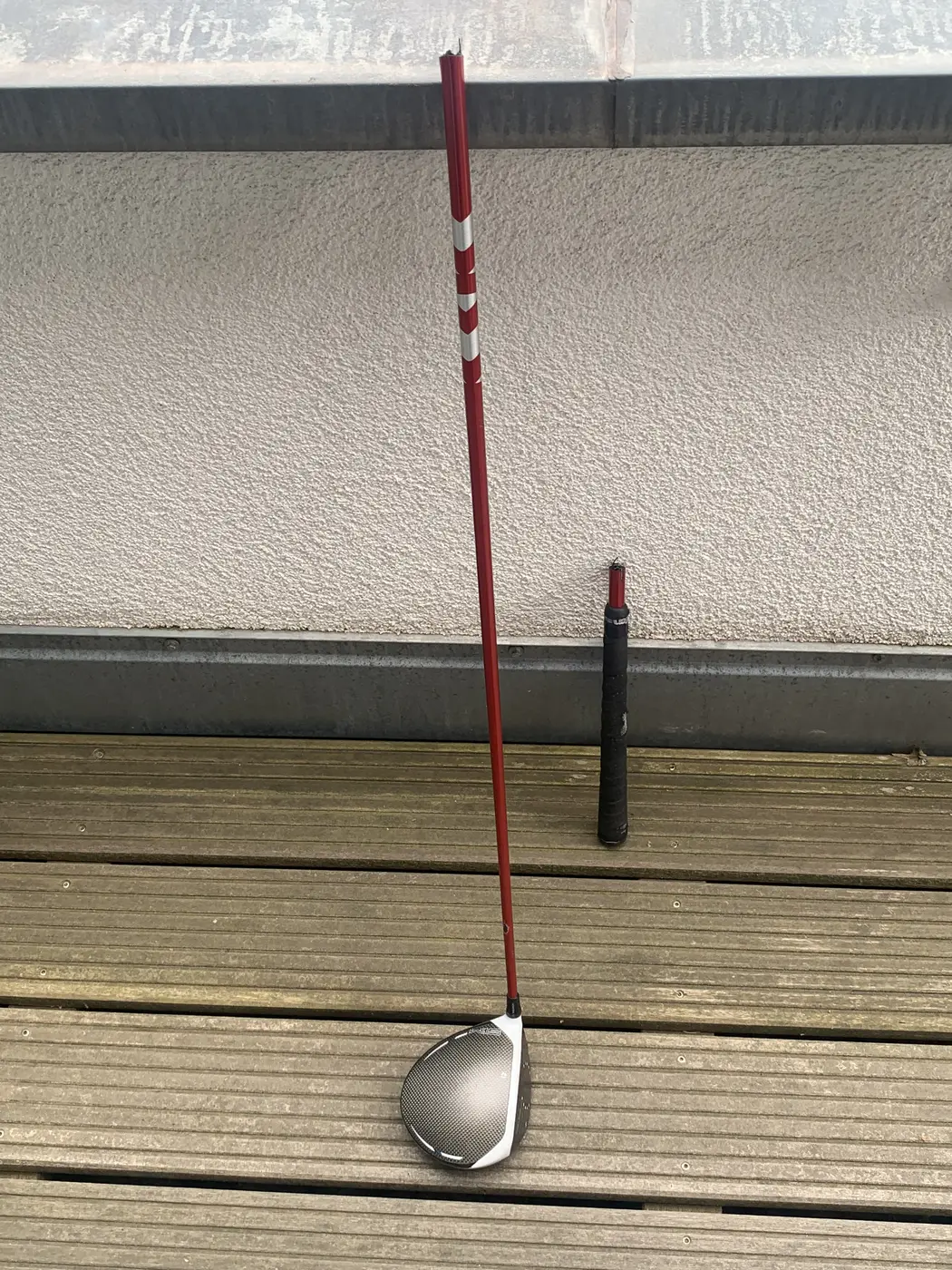 Golfschläger mit gebrochenem roten Schaft
